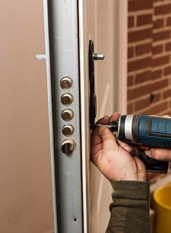 Montaż zamka przez pracownika Smart-Lock